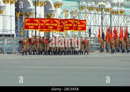 SAN PIETROBURGO, RUSSIA - 05 MAGGIO 2015: Gruppo di striscioni con striscioni dei grandi fronti di guerra patriottici sulla prova della parata militare in onore Foto Stock