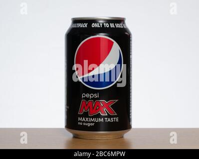 Regno Unito, aprile 2020: Pepsi max multipack può prodotto girato su sfondo bianco Foto Stock