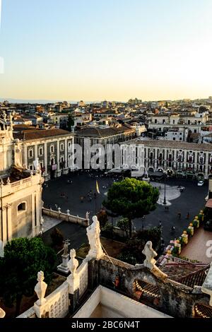 Catania, Sicilia in Italia. Vista aerea dei tetti della città e in particolare della magnifica piazza del Duomo al tramonto, colori caldi e luce soffusa. Foto Stock