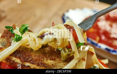 Branzino fritto con spaghetti al pesto da chiudere Foto Stock