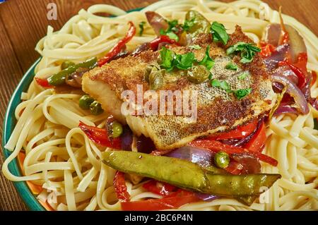 Branzino fritto con spaghetti al pesto da chiudere Foto Stock