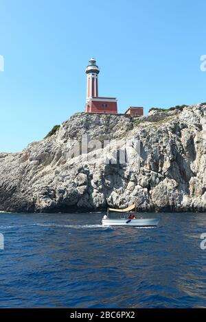 Capri, Italia - il Faro di Punta Carena che si affaccia sul Mar Tirreno. Foto Stock