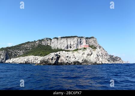 Capri, Italia - il Faro di Punta Carena che si affaccia sul Mar Tirreno. Foto Stock