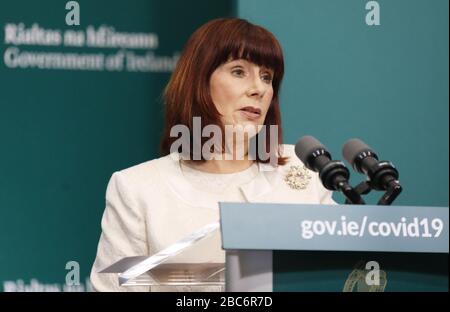 Ministro della cultura, del patrimonio e del Gaeltacht Josepha Madigan negli edifici governativi di Dublino, poiché i media sono informati sulle ultime misure che i dipartimenti governativi hanno introdotto in risposta a Covid-19. Foto Stock