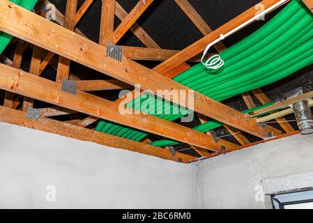 Home recupero di energia ventilazione, sistema visibile di tubi flessibili verdi per il trasporto aereo, sparso sul tetto tralicci. Foto Stock