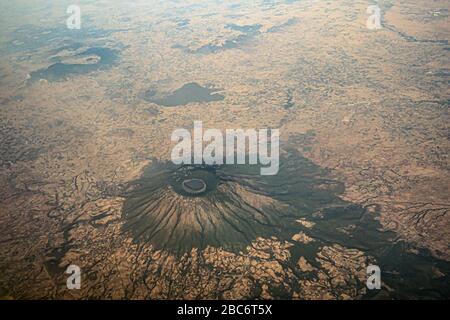 Vista aerea di un cratere vulcanico. Fotografato in Etiopia Foto Stock