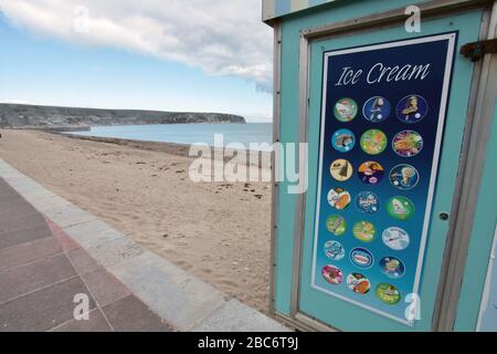 Covid 19 - spiaggia principale vuota durante il blocco in Swanage Dorset Regno Unito, aprile 2020 Foto Stock