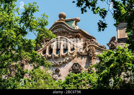 BARCELLONA, SPAGNA - 04 GIUGNO 2019: Casa Comalat (Casa Comalat) è un edificio modernista di Barcellona, costruito da Salvador Valeri nel 1911. Foto Stock