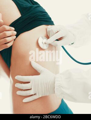 Il medico senior sta esaminando pazienti giovani con stetoscopio in ospedale. Concetti medici e sanitari. Polmone, cancro, polmonite. Foto Stock