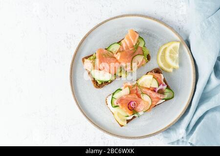 Saporito smorrebrod di pesce, set di cinque panini tradizionali danesi. Pane di segale nero Foto Stock