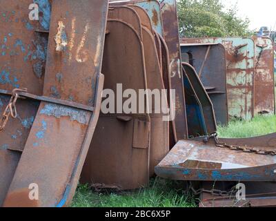 Porte per reti da traino arrugginite, parte di un'attrezzatura da pesca nel porto di Gilleleje. Danimarca. Foto Stock