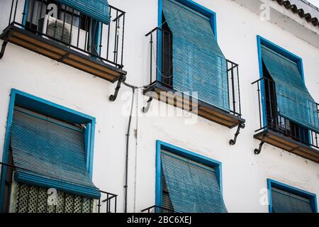Blu e bianco: Persiane chiuse, balconi e pareti della casa a Cordoba Spagna Foto Stock