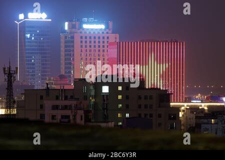 Scena notturna di cinque stelle puntate su un edificio come simbolo ideologia comunista. Hanoi, Vietnam Foto Stock