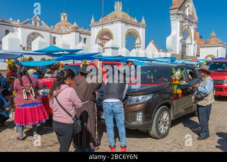 La Benedizione annuale dell'Auto davanti alla Basilica Virgen de Copacabana, città di Copacabana, Lago Titicaca, Dipartimento la Paz, Bolivia, America Latina Foto Stock