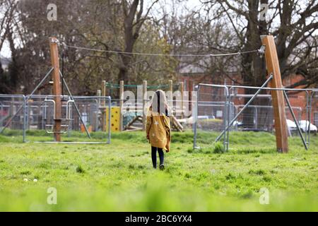 Chichester, Regno Unito. 03rd Apr, 2020. Chichester, West Sussex, UK - un bambino in allontanamento sociale a piedi verso il suo parco locale che è chiuso durante il Coronavirus, (Covid-19) pandamic. Venerdì 3rd Aprile 2020 Credit: Sam Stephenson/Alamy Live News Foto Stock