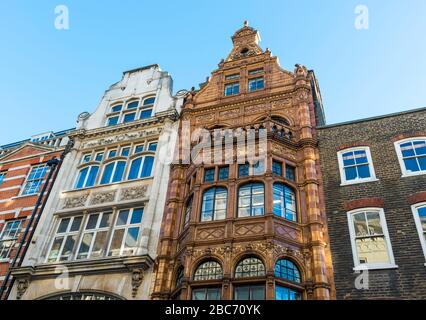 Edifici in Maddox Street, Mayfair, Londra, Regno Unito, tra cui 47 Maddox Street (1892) che è occupato dal Brown's Restaurant. Foto Stock