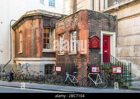 Allegati aggiunti sul retro della chiesa di St George's Hanover Square, una chiesa anglicana del XVIII secolo a Mayfair, nel centro di Londra, Regno Unito. Foto Stock