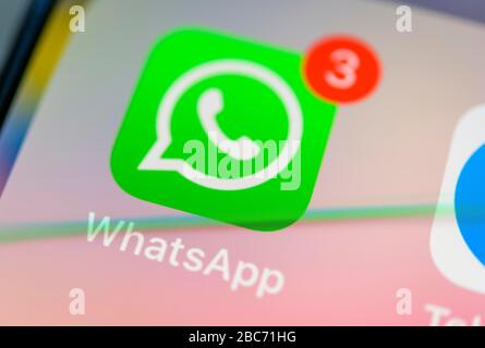 WhatsApp, servizio Messenger, icona app, visualizzazione sul display del telefono cellulare, smartphone, dettagli, formato completo Foto Stock