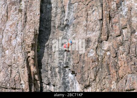 Due arrampicatori in una parete di roccia a El Chalten, Argentina Foto Stock