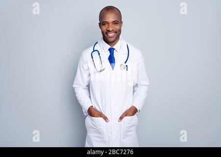 Foto del medico bel ragazzo di pelle scura ascolto paziente virologo famiglia doc allegro sorriso beaming indossare bianco camice da laboratorio blu cravatta stetoscopio Foto Stock