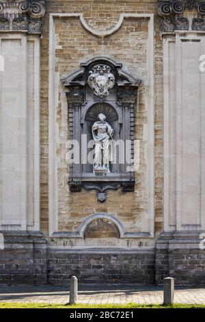 Gent, Belgio - 1 aprile 2020: Scultura di fronte alla chiesa del piccolo beghinage Ter Hoye. Patrimonio dell'umanità dell'UNESCO. Foto Stock