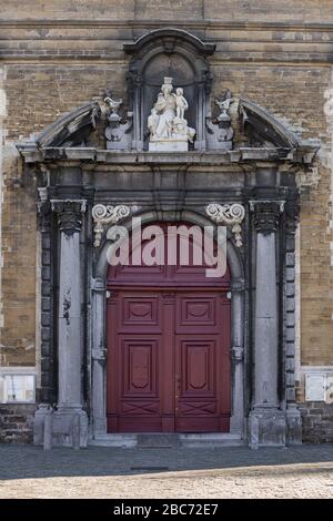 Gent, Belgio - 1 aprile 2020: Ingresso della chiesa del piccolo beghinage Ter Hoye. Patrimonio dell'umanità dell'UNESCO. Foto Stock