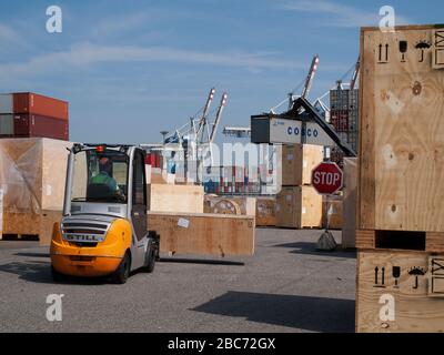 Spedizione di casse da carico presso il terminal dei container CTT Tollerort e presso il centro di imballaggio dei container DCP nel porto di Amburgo, Germania. Foto Stock