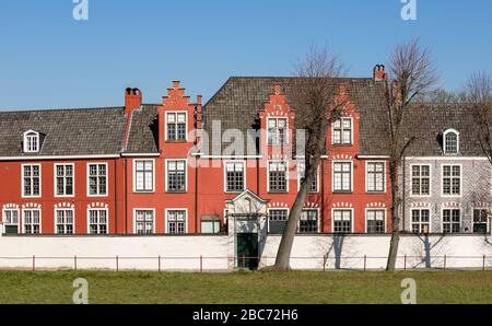 Gent, Belgio - 1 aprile 2020: Vista del piccolo beghinage Ter Hoyen. Patrimonio dell'umanità dell'UNESCO. Foto Stock