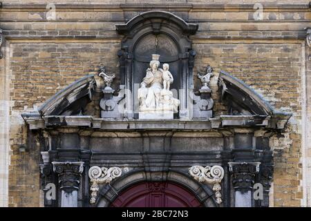 Gent, Belgio - 1 aprile 2020: Dettaglio scultoreo di fronte alla chiesa nel piccolo beghinage Ter Hoye. Patrimonio dell'umanità dell'UNESCO. Foto Stock