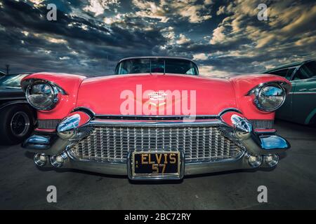 Adelaide, Australia - 2 Novembre 2013: 1957 Cadillac Eldorado Siviglia 2-Door Coupe restaurato a condizioni immacolate durante lo spettacolo di auto, vista frontale Foto Stock