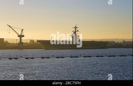 SAN DIEGO, CA -5 GENNAIO 2020- Vista della nave USS Theodore Roosevelt (CVN-71), una nave aeronautica nucleare della marina statunitense di classe Nimitz a San Foto Stock