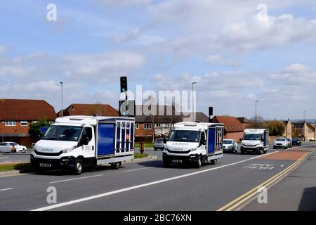 Bristol, Regno Unito. 3rd Apr, 2020. I furgoni di consegna Tesco hanno notato che si dirigeva verso l'esterno per trasportare lo shopping durante il blocco di Covid-19. Poiché gli acquirenti limitano il più possibile le loro uscite, la domanda di consegne a domicilio è aumentata, rendendo difficile prenotare uno slot di consegna. Credit: Sig. Standfast/Alamy Live News Foto Stock