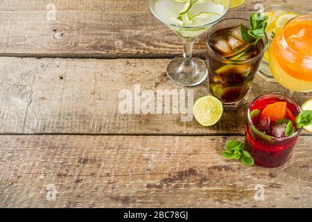 Selezione di bevande alcoliche estive - mocktail e cocktail. Aperol spritz, Cubo libre, gimlet martini, mojito, sangria. Vari bar estivi e freddi Foto Stock