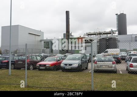 Città Cesis, Lettonia. Fabbrica di birra e strada con costruzioni metalliche.02.04.2020 Foto Stock