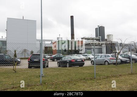 Città Cesis, Lettonia. Fabbrica di birra e strada con costruzioni metalliche.02.04.2020 Foto Stock