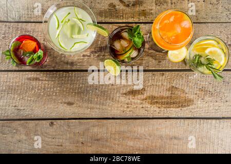 Selezione di bevande alcoliche estive - mocktail e cocktail. Aperol spritz, Cubo libre, gimlet martini, mojito, sangria. Vari bar estivi e freddi Foto Stock