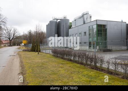 Città Cesis, Lettonia. Fabbrica di birra e strada con costruzioni metalliche.02.04.2020 Foto Stock