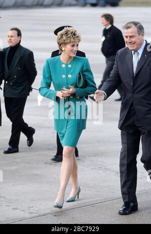 S.A.R. Diana, Principessa del Galles, Principessa Diana all'aeroporto di Parigi durante il suo Royal tour di Francia novembre 1988. Foto Stock