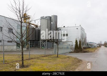 Città Cesis, Lettonia. Fabbrica di birra e strada con costruzioni metalliche.02.04.2020 Foto Stock