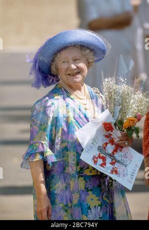 HM Queen Elizabeth, la regina madre saluta bene i wishers fuori della Clarence House durante il suo 89th compleanno, Londra, Inghilterra 1989. Foto Stock