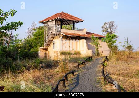 Vista di una tipica sistemazione in albergo o cottage a Denwa Backwater Escape Hotel, Satpura, Madhya Pradesh, India centrale Foto Stock