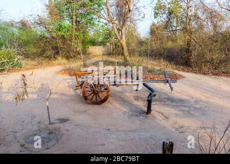 Un tradizionale carretto in legno decorativo di stile locale all'ingresso della fuga Denwa Backwater, Satpura, Madhya Pradesh, India centrale Foto Stock