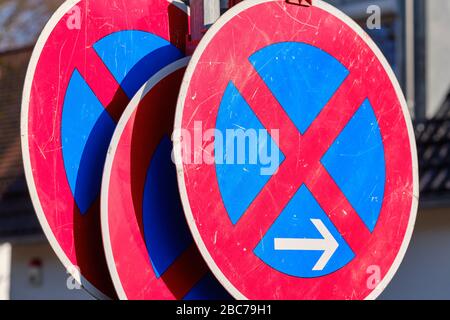 Tre segnali stradali senza alcuna restrizione assoluta in piedi in fila su un cantiere di fronte ad una casa. Visto in Germania nel mese di aprile. Foto Stock