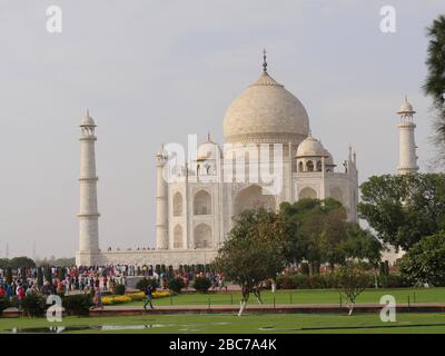Agra, Uttar Pradesh, India - Marzo 2018: Il famoso Mausoleo Taj Mahal, una delle principali attrazioni in India con la folla di visitatori intorno. Foto Stock