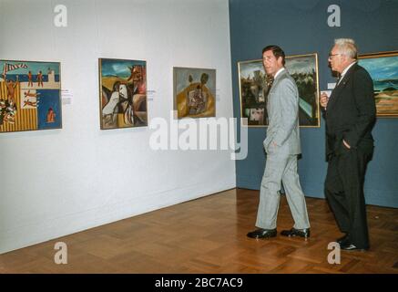 HRH Prince of Wales, Prince Charles visita una galleria d'arte a Brisbane durante il suo tour reale dell'Australia accompagnato dalla principessa Diana gennaio 198 Foto Stock