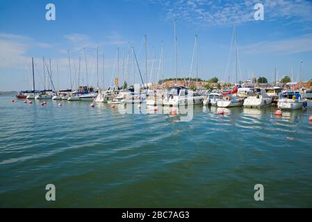 HANKO, FINLANDIA - 14 LUGLIO 2018: Giornata di sole nel porto turistico della città Foto Stock