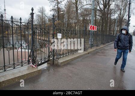 (200403) -- ST. PETERSBURG, 3 aprile 2020 (Xinhua) -- una maschera di protezione pedonale che indossa passeggiate a San Pietroburgo, Russia, 2 aprile 2020. La Russia ha conteggiato 4.149 casi di COVID-19 in 78 regioni a partire da venerdì, con un aumento di 601 del giorno precedente, dati ufficiali riportati. (Foto di Irina Motina/Xinhua) Foto Stock