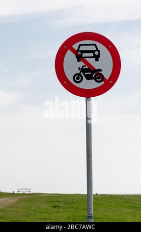 Segnaletica stradale vietato il passaggio per auto e moto sul bordo di un prato. Foto Stock