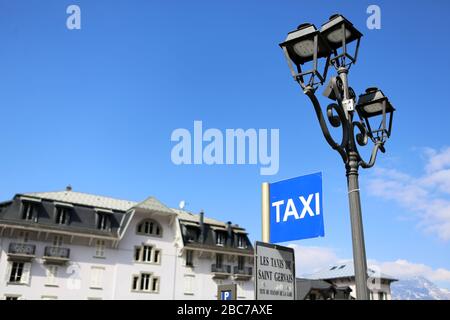 arrêt taxi. Lampadaire. Centro-ville. Saint-Gervais-les-Bains. Alta Savoia. Francia. Foto Stock