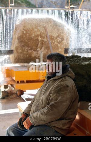 Covid 19 - Stonemason Justin Warren riposo in preparazione per la creazione dei molti nuovi lapidi necessari come conseguenza del montaggio Coronavirus Foto Stock